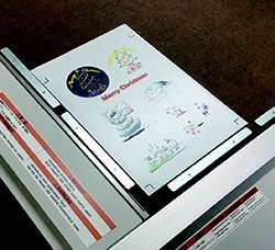磁片放置在刻字機上。